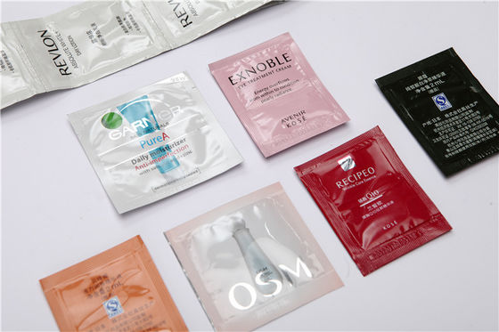Pequeños bolsos plásticos de las bolsitas del champú y del acondicionador para los productos cosméticos